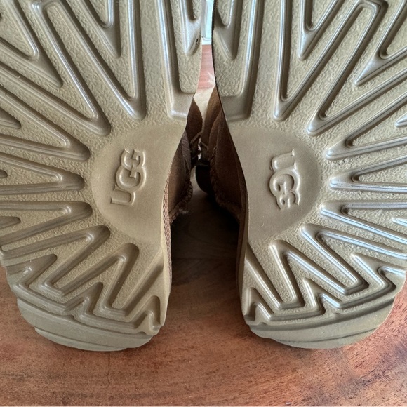 *NEW* UGG BAILEY BUTTON Il Kids Black Boots – Size 9 - Picture 7 of 12